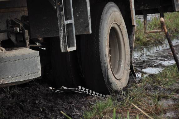 A prancha de aluminio nos ajuda a desatolar o caminhão perto da Aldeia Aponwao, na Grand Sabana, na Venezuela